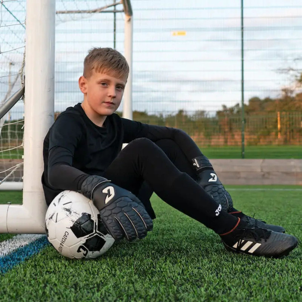 Fussballhandschuhe Fly Kids Dark Soul Gr. 6 Torwart Goalie Handschuhe